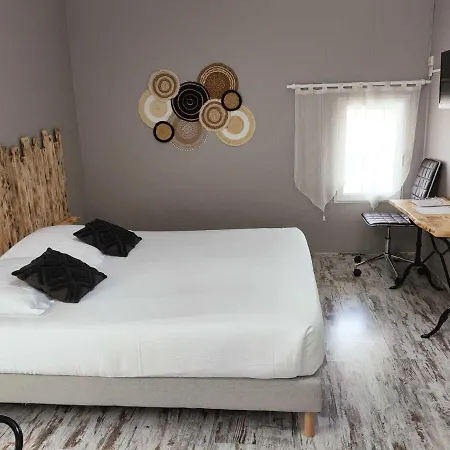 D'hotes Chateau Pierre De Montignac Bed & Breakfast