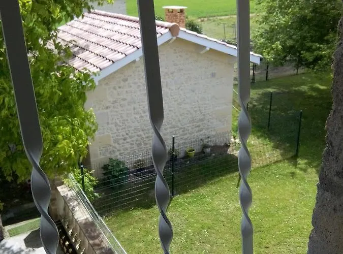 D'hotes Chateau Pierre De Montignac Bed & Breakfast 3*